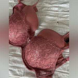 2 Victoria’s Secret bras